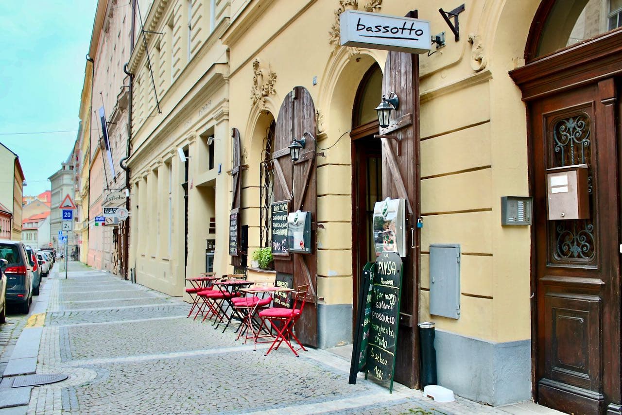Vchod do Bassotta s ručně psaným štítem v Pštrossově ulici, Praha 1