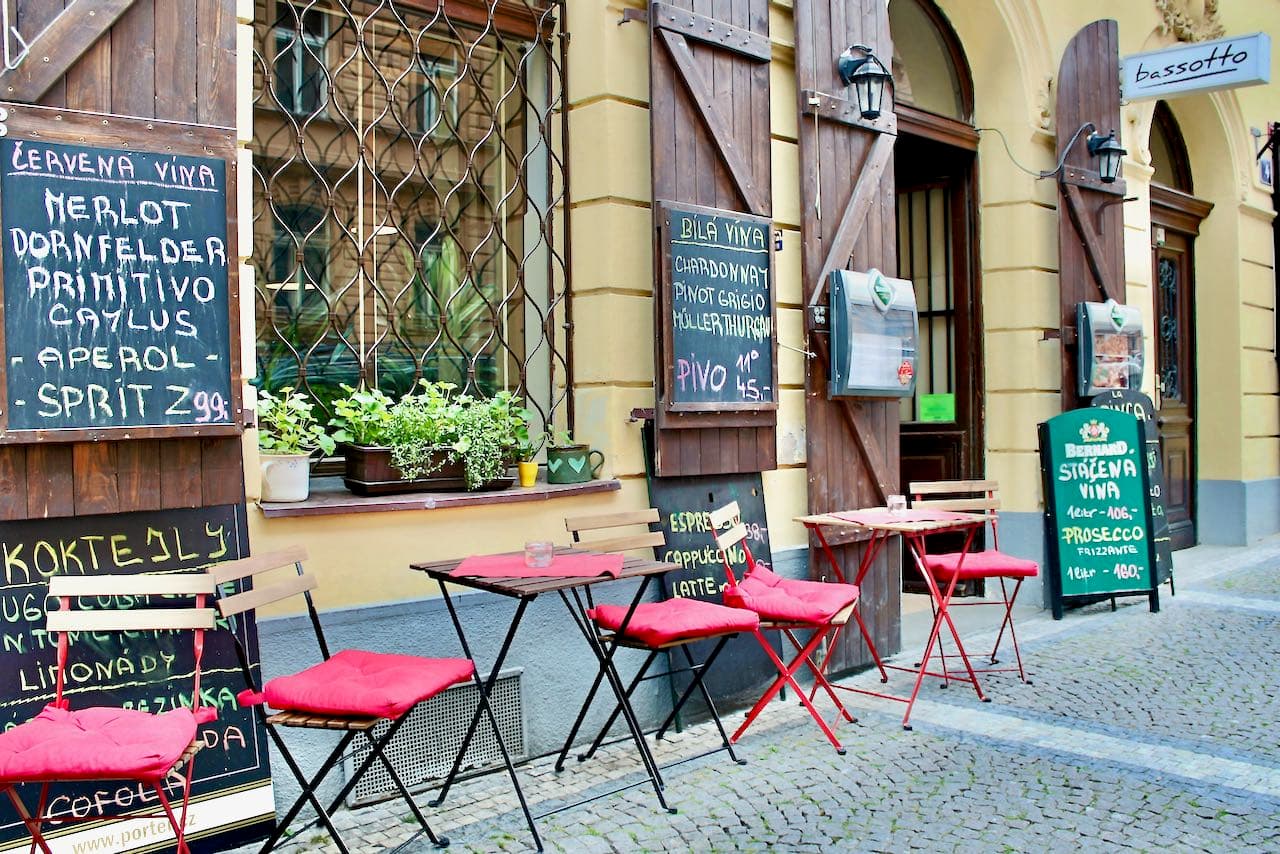 Zahrádka s tabulemi vín a nápojů